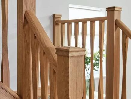 青岛林语山畔客厅中式实木楼梯效果图