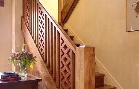 青岛丁家河别墅二层复式实木楼梯设计